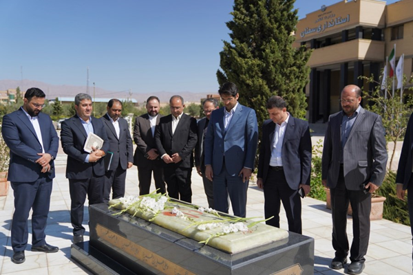 ادای احترام رییس کل سازمان امور مالیاتی به مقام شامخ شهید دفاع مقدس